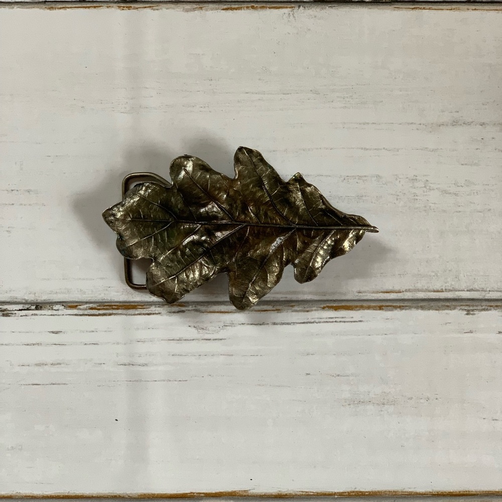 Metal leaf belt buckle